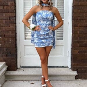 Chic Strapless Floral Dress with Scarf